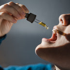 Stimmungsvolles Bild: Hempamed Gold CBD Öl 10%, Fokus auf Entspannung und Balance.