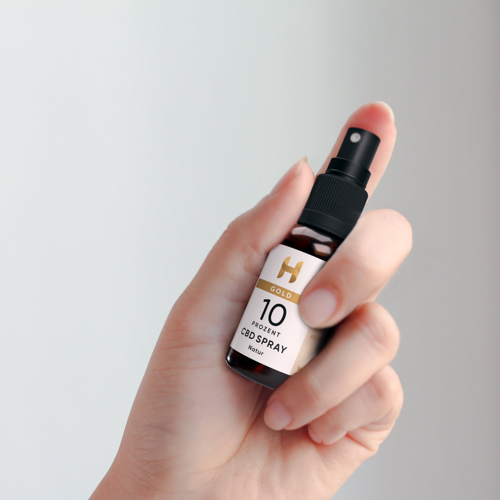 Stimmungsvolles Bild: Hempamed Gold CBD Mundspray, Fokus auf einfache Anwendung und Wohlbefinden.