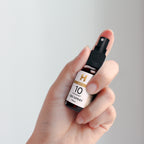 Stimmungsvolles Bild: Hempamed Gold CBD Mundspray, Fokus auf einfache Anwendung und Wohlbefinden.