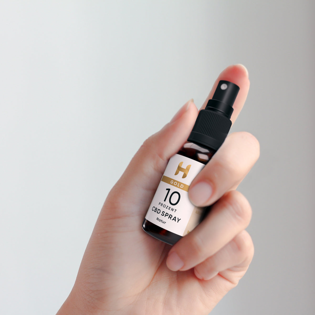 Stimmungsvolles Bild: Hempamed Gold CBD Mundspray, Fokus auf einfache Anwendung und Wohlbefinden.